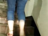 culona en el metro sube las escaleras